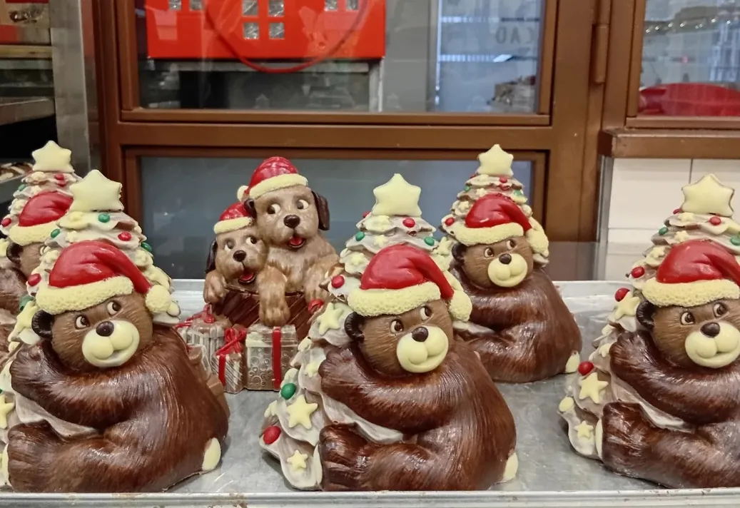 Le teglie del laboratorio con gli orsetti di cioccolato per Natale