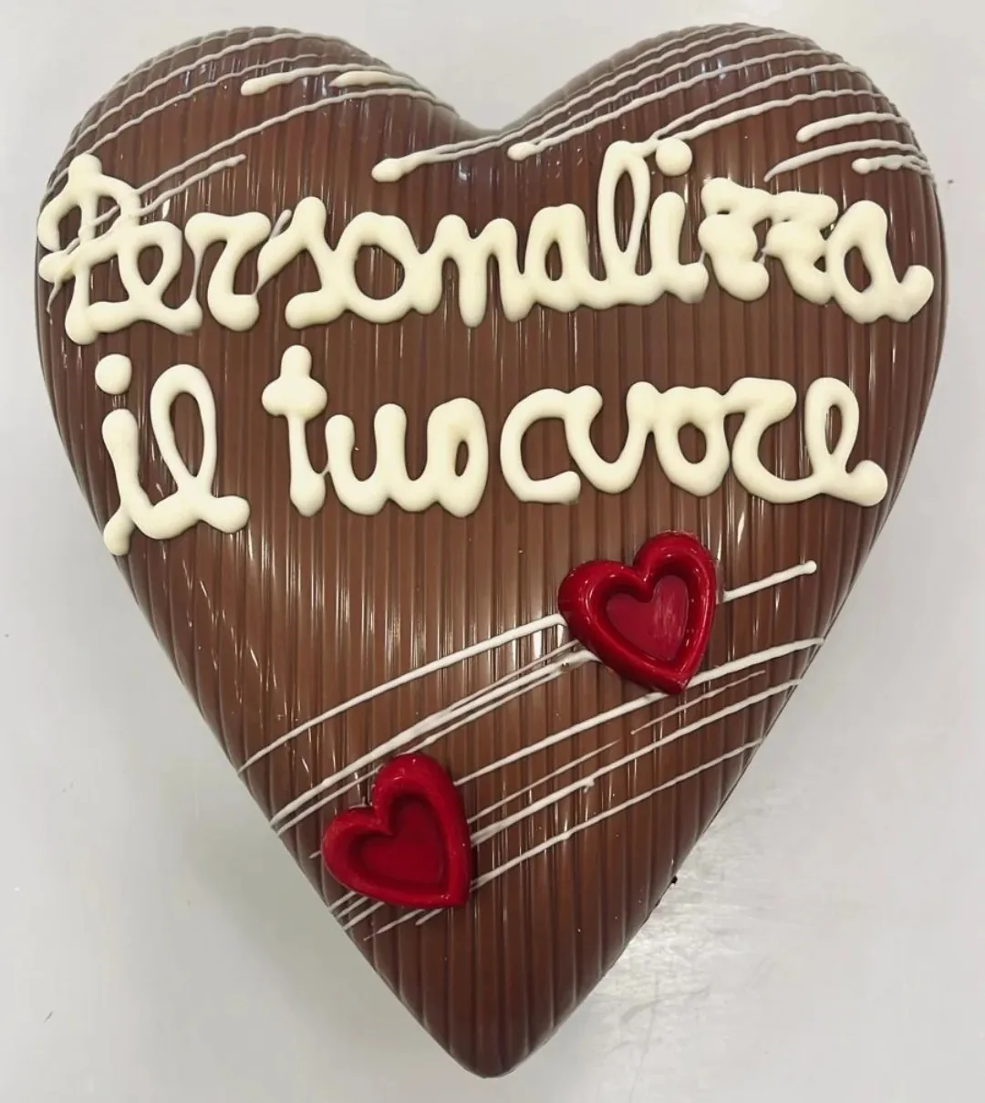Cuore di cioccolato con la scritta «Personalizza il tuo cuore» fatta a mano