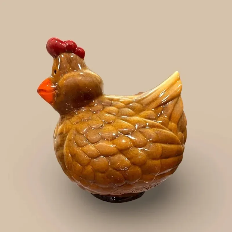 Gallina di cioccolato dipinta a mano