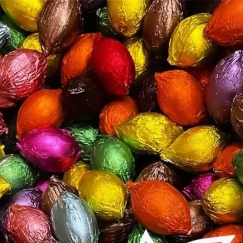 Ovetti di cioccolato incartati a mano, di tanti colori