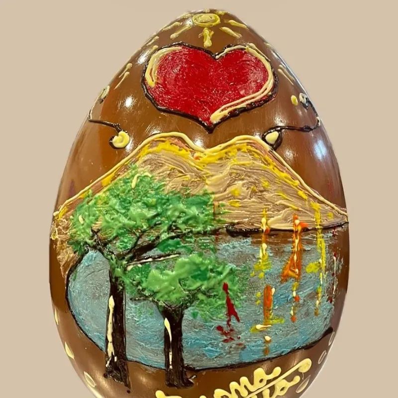 Uovo di Pasqua di cioccolato dipinto a mano