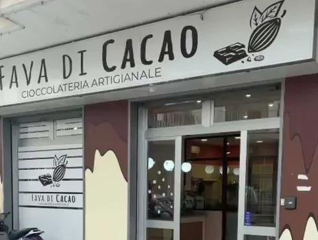 La vetrina e l'insegna di Fava di Cacao in Via Largo Manara 28, a Marano di Napoli