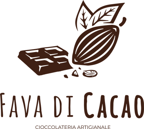 Il logo di Fava di Cacao: il frutto del cacao con le foglie, una fava e una tavoletta