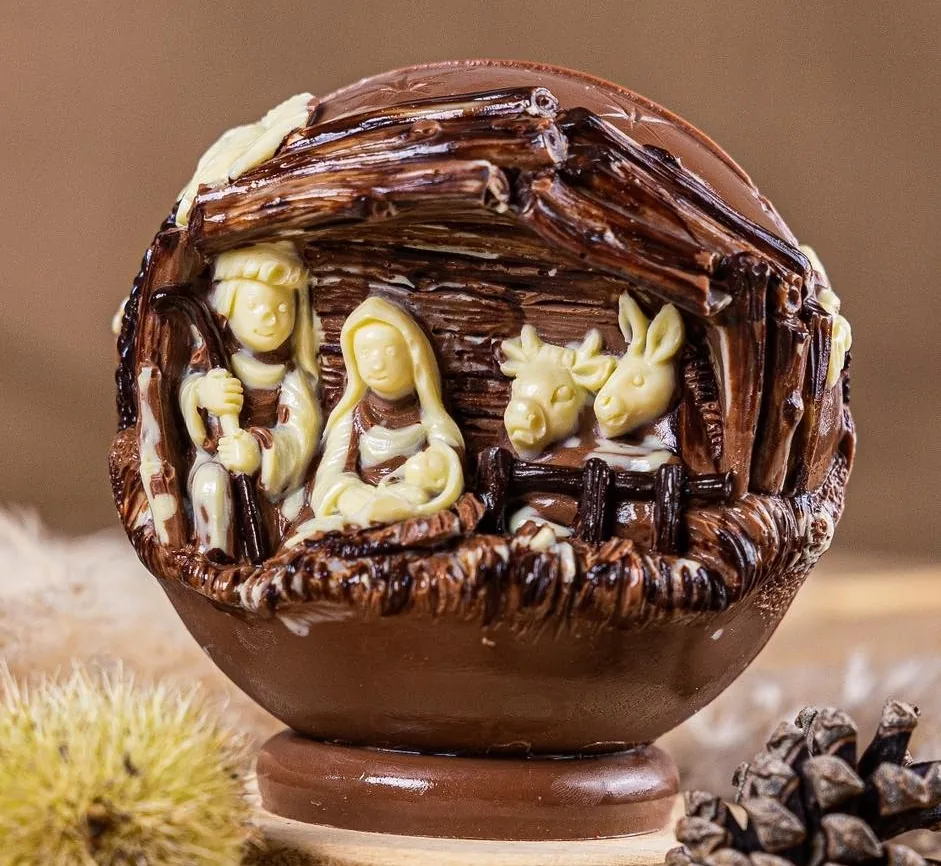 Sfera di cioccolato con il presepe decorato a mano