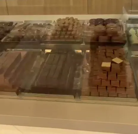 I vassoi dei cioccolatini sfusi al banco del negozio di Marano