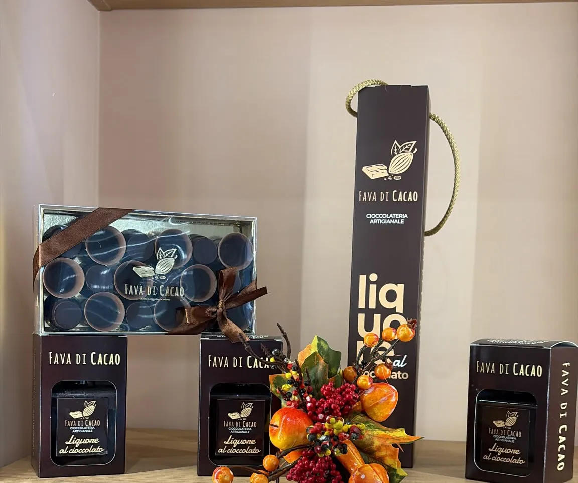 Lo scaffale del negozio con gli astucci del liquore e la scatola dei bicchierini