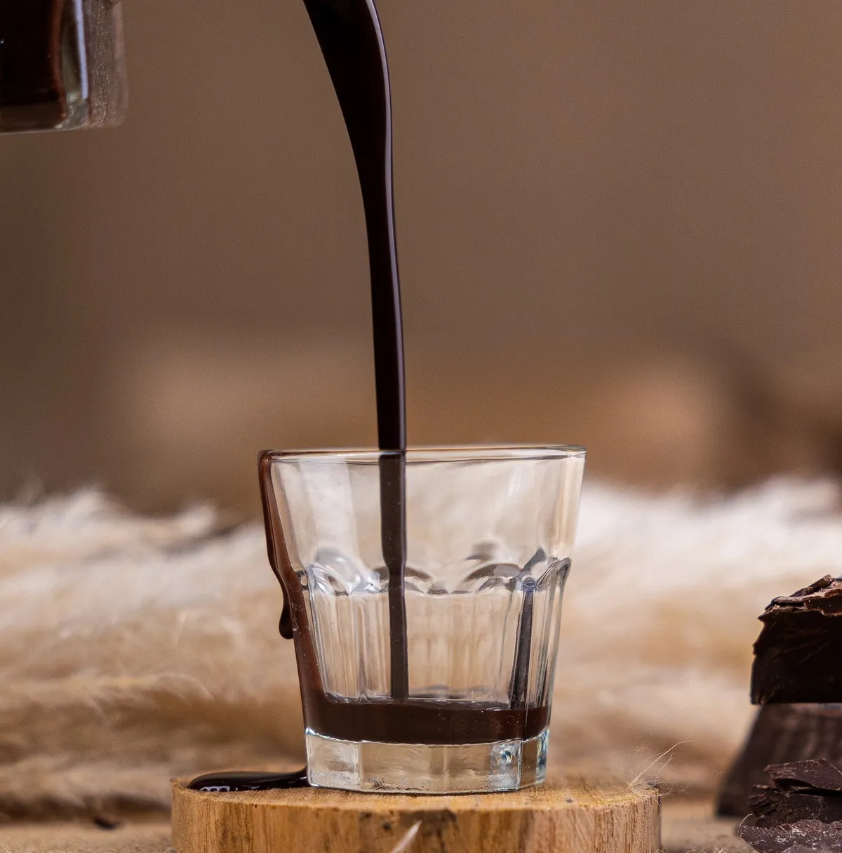 Il liquore al cioccolato versato nel bicchierino