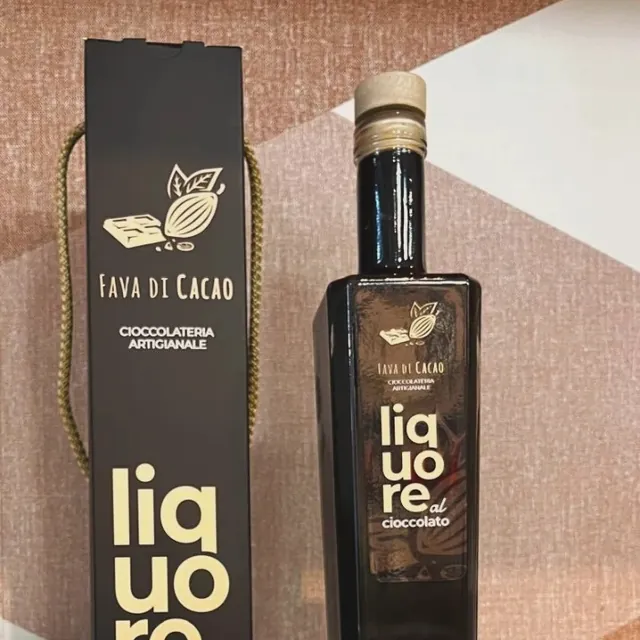 Il liquore al cioccolato Fava di Cacao e la scatola dei bicchierini di cioccolato