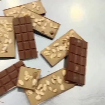 Tavolette di cioccolato al latte e bianco con frutta secca